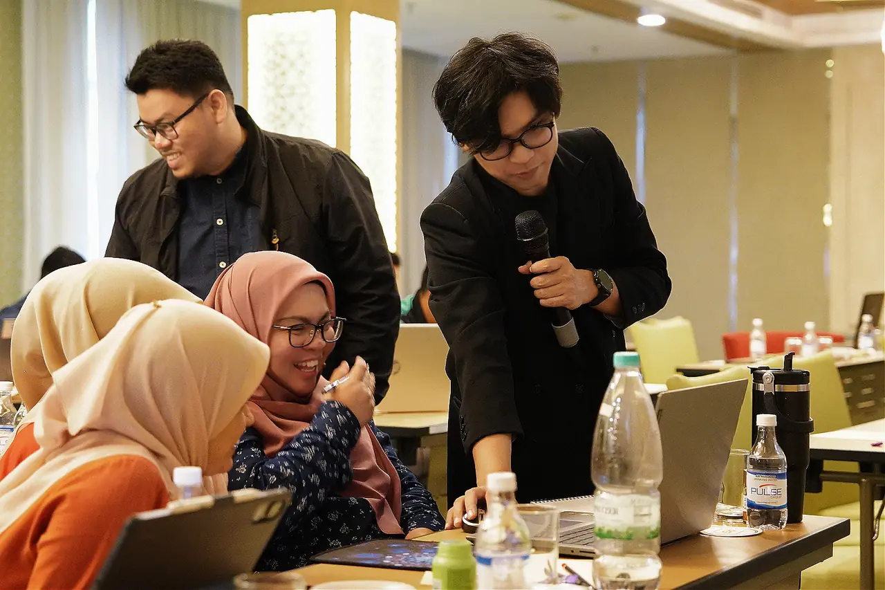 Zimam membimbing peserta secara terus di meja semasa kelas lepas