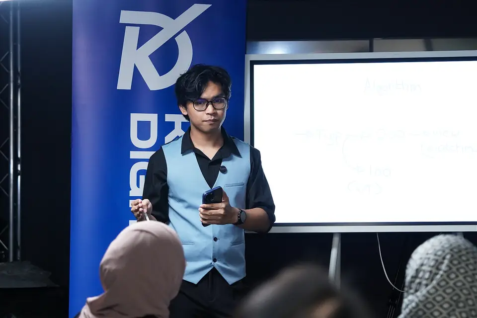 Zimam menerangkan algorithm TikTok di hadapan peserta